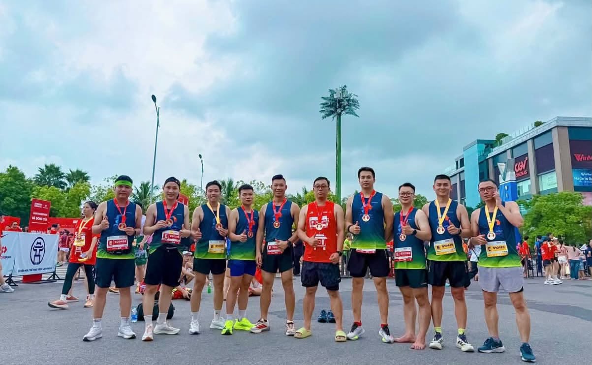 VINATTI colleagues taking part in a running event