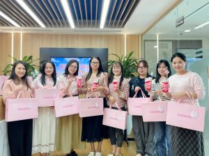 Các chị em nhà Vinatti được nhận những món quà ý nghĩa mang dấu ấn riêng 