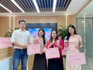 Công đoàn Vinatti trao quà cho các cán bộ nhân viên nữ nhân dịp 08/03