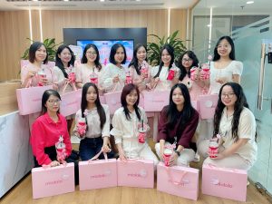 Những nụ cười rạng rỡ của các chị em khi nhận quà nhân ngày Quốc tế Phụ nữ 08/03